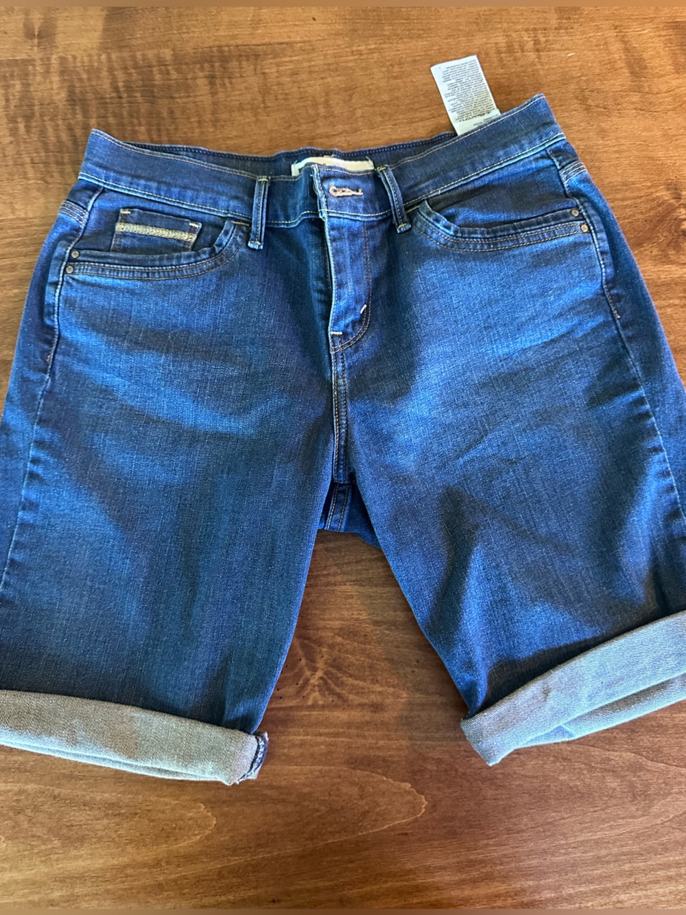 Levi’s mid thigh Jean shorts